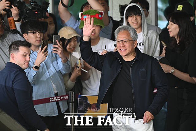 이날 젠슨 황과 함께 방한한 장녀 매디슨 황 옴니버스 및 로보틱스 제품 마케팅수석 이사가 차량에 탑승하고 있다.