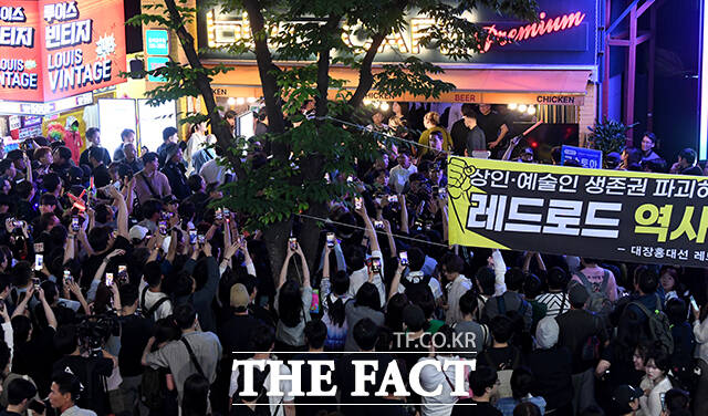 황 CEO와 총수들이 있는 치킨집 주변으로 몰린 인파.
