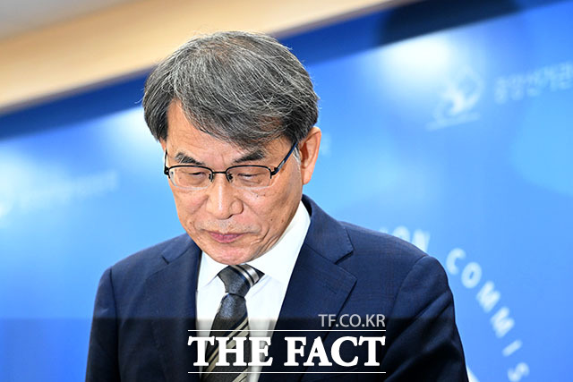 노태악 중앙선거관리위원장이 5일 오후 경기 과천시 중앙선거관리위원회에서 열린 6·3 지방선거 용지부족 사태와 관련한 대국민 사과 기자회견에 참석해 고개를 숙이고 있다. /과천=서예원 기자