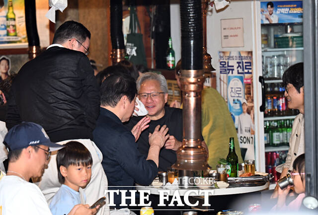 구광모 LG회장이 5일 서울 마포구 서교동의 한 고깃집에서 젠슨 황 엔비디아 최고경영자(CEO)와 최태원 SK회장, 이해진 네이버 의장과 삼겹살 회동을 하는 가운데, 막내인 구 회장이 황 CEO에게 휴지를 뽑아 전달하고 있다. /이새롬 기자