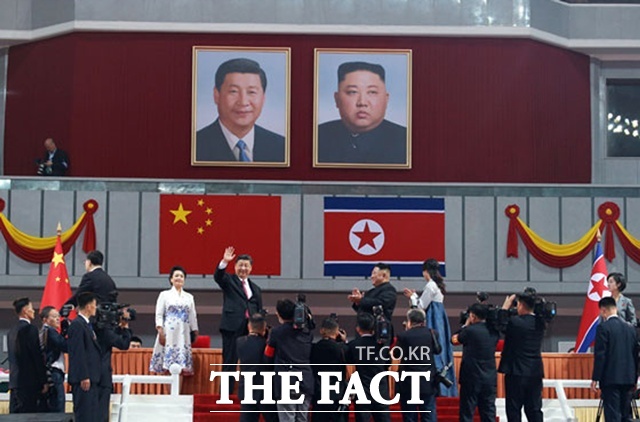 북한도 중국과의 관계 복원을 통해 실리를 확보하려 할 것으로 보인다. 사진은 지난 2019년 6월 21일 김정은 국무위원장 내외와 시진핑 중국 국가주석 내외가 대집단체조와 예술공연을 관람했던 모습. /뉴시스. 신화통신