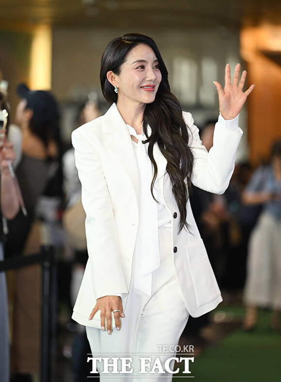 가수 바다가 5일 오후 서울 송파구 롯데콘서트홀에서 열린 제23회 서울국제환경영화제 포토콜에 참석해 그린카펫을 밟고 있다. /박헌우 기자