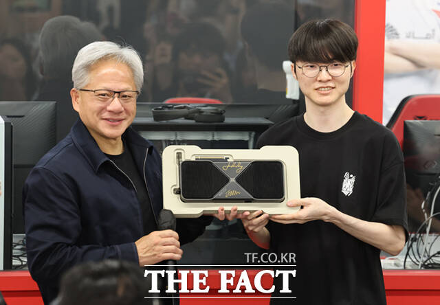젠슨 황 엔비디아 최고경영자(CEO)가 5일 서울 마포구 ‘T1 베이스 캠프’를 방문해 ‘페이커‘ 이상혁을 비롯한 e스포츠 구단 T1의 리그 오브 레전드(LoL) 선수단을 만난 가운데 젠슨황과 페이커가 서로의 사인을 한 경품 그래픽 카드를 보여주고 있다. /이새롬 기자