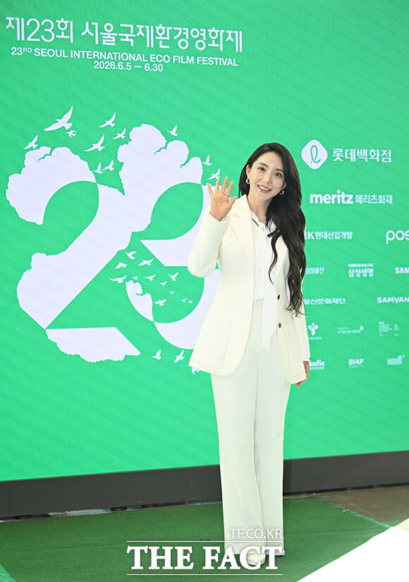 가수 바다가 5일 오후 서울 송파구 롯데콘서트홀에서 열린 제23회 서울국제환경영화제 포토콜에 참석해 그린카펫을 밟고 있다. /박헌우 기자