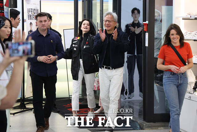 젠슨 황 엔비디아 최고경영자(CEO)가 5일 서울 마포구 ‘T1 베이스 캠프’를 방문해 ‘페이커‘ 이상혁을 비롯한 e스포츠 구단 T1의 리그 오브 레전드(LoL) 선수단을 만난 가운데 젠슨황과 페이커가 서로의 사인을 한 경품 그래픽 카드를 보여주고 있다. /이새롬 기자