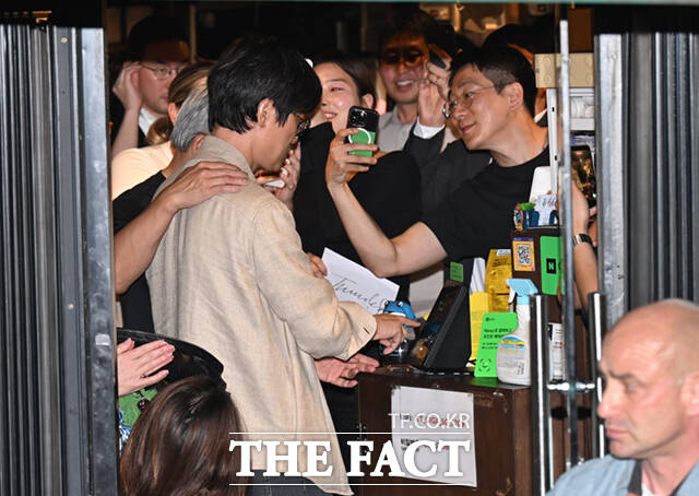 젠슨 황 엔비디아 최고경영자(CEO)가 5일 서울 마포구 서교동의 한 고깃집에서 최태원 SK회장, 구광모 LG회장, 이해진 네이버 의장과 삼겹살 회동을 하는 가운데, 이해진 의장이 네이버 페이로 결제하고 있다. /이새롬 기자