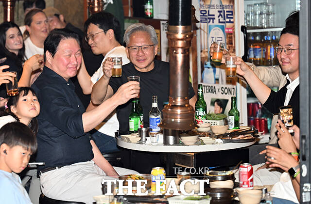 젠슨 황 엔비디아 최고경영자(CEO)가 5일 서울 마포구 서교동의 한 고깃집에서 최태원 SK회장, 구광모 LG회장, 이해진 네이버 의장과 삼겹살 회동을 하고 있다. /이새롬 기자