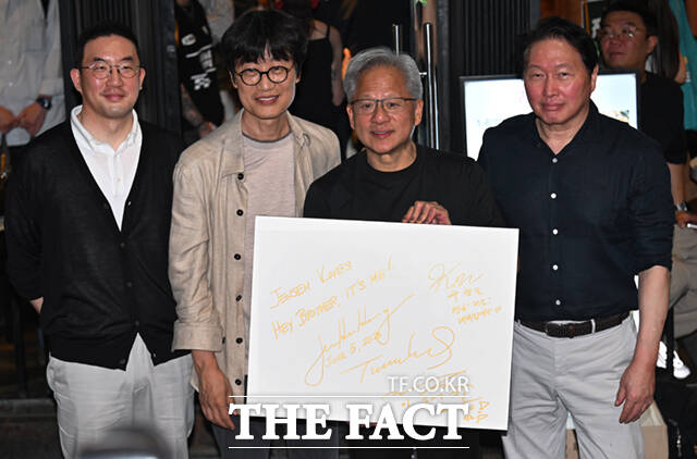 젠슨 황 엔비디아 최고경영자(CEO)가 5일 서울 마포구 서교동의 한 고깃집에서 구광모 LG회장, 이해진 네이버 의장, 최태원 SK회장(왼쪽부터)과 삼겹살 회동을 하는 도중 기념촬영하고 있다. ／이새롬 기자