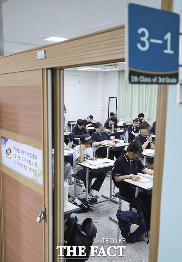 2027학년도 대학수학능력 6월 모의평가가 실시된 4일 오전 서울 마포구 서울여고에서 수험생들이 시험 시작을 기다리고 있다. /사진공동취재단