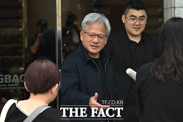 이날 젠슨 황과 함께 방한한 장녀 매디슨 황 옴니버스 및 로보틱스 제품 마케팅수석 이사가 차량에 탑승하고 있다.