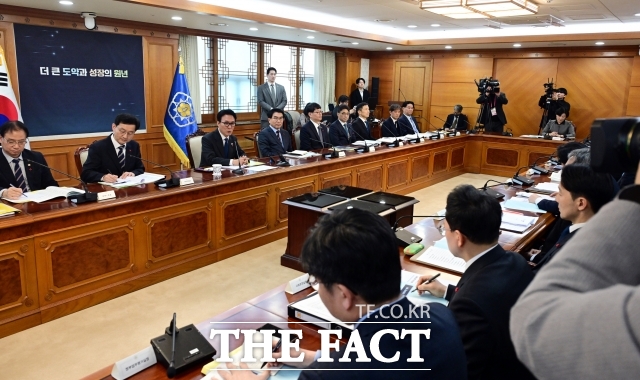 국무총리실은 5일 차기 국무총리 후보자 인사청문회 준비단을 구성했다는 일부 언론 보도에 대해 사실이 아니라고 밝혔다. 사진은 김민석 국무총리가 올해 1월 서울 종로구 정부서울청사에서 열린 업무보고에 앞서 모두발언을 하는 모습. /광화문=임영무 기자
