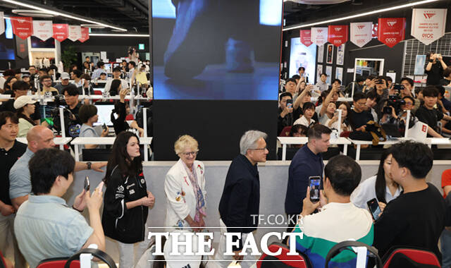 젠슨 황 엔비디아 최고경영자(CEO)가 5일 서울 마포구 ‘T1 베이스 캠프’를 방문해 ‘페이커‘ 이상혁을 비롯한 e스포츠 구단 T1의 리그 오브 레전드(LoL) 선수단을 만난 가운데 젠슨황과 페이커가 서로의 사인을 한 경품 그래픽 카드를 보여주고 있다. /이새롬 기자