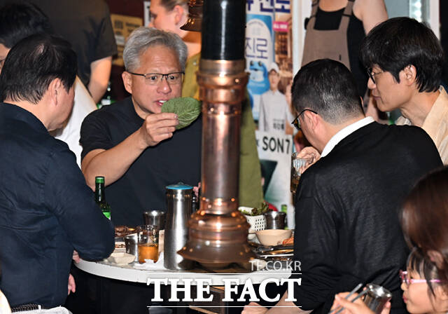 젠슨 황 엔비디아 최고경영자(CEO)가 5일 서울 마포구 서교동의 한 고깃집에서 최태원 SK회장, 구광모 LG회장, 이해진 네이버 의장과 삼겹살 회동을 하고 있다. /이새롬 기자