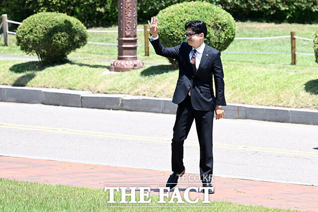 '국회의원 첫출근' 금배지 달고 국회 등원하는 한동훈.