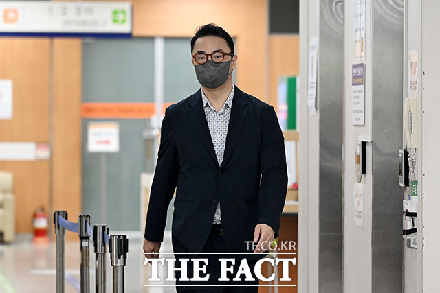양평 공흥지구 특혜 의혹을 받는 김건희 씨 오빠 김진우 씨가 5일 오전 서울 서초구 서울중앙지방법원에서 열린 공판에 출석하고 있다. /서예원 기자