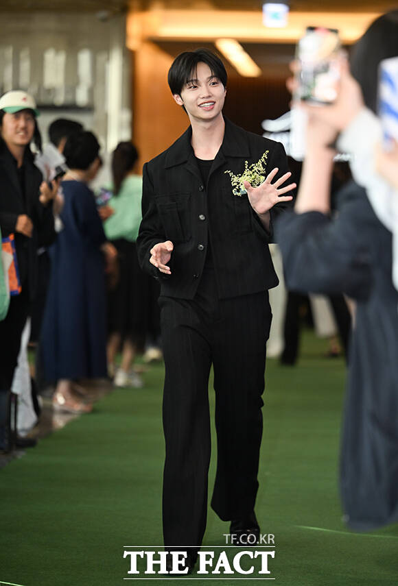 가수 손동표가 5일 오후 서울 송파구 롯데콘서트홀에서 열린 제23회 서울국제환경영화제 포토콜에 참석해 그린카펫을 밟고 있다. /박헌우 기자
