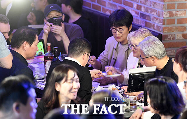 총수들과 치킨 나눠 먹는 황 CEO.