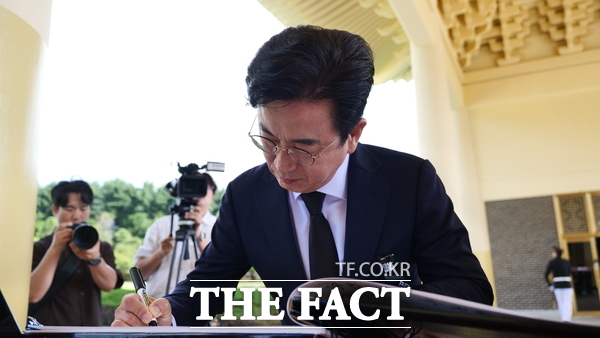 허태정 대전시장 당선인이 5일 국립대전현충원을 찾아 참배한 뒤 방명록을 작성하고 있다. /허태정 후보 캠프