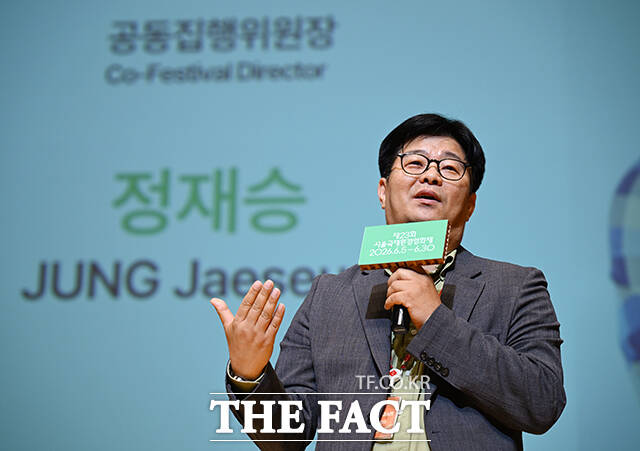 개막선언하는 최열 서울국제환경영화제 조직위원장.