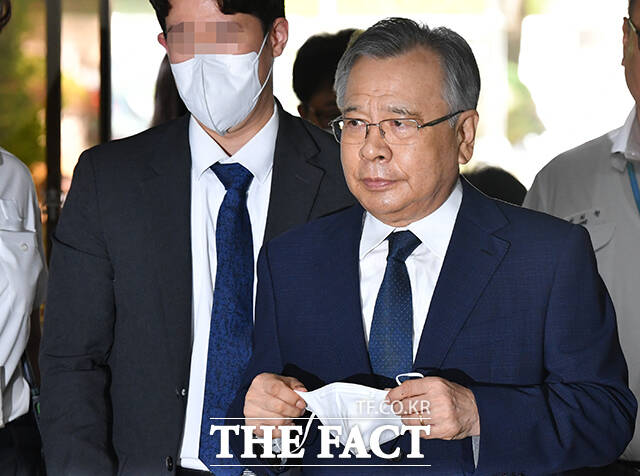 특정경제범죄가중처벌등에관한법률위반(수재등) 등 혐의를 받는 박영수 전 특별검사가 2023년 8월 3일 오전 서울 서초구 서울중앙지방법원에서 열린 구속 전 피의자 심문(영장실질심사)을 받기 위해 출석하고 있다. /박헌우 기자