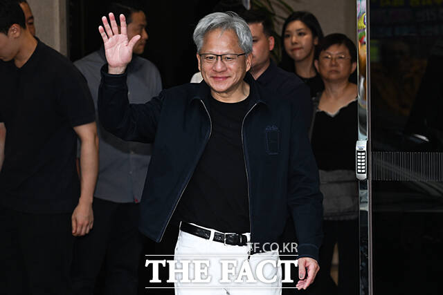 이날 젠슨 황과 함께 방한한 장녀 매디슨 황 옴니버스 및 로보틱스 제품 마케팅수석 이사가 차량에 탑승하고 있다.