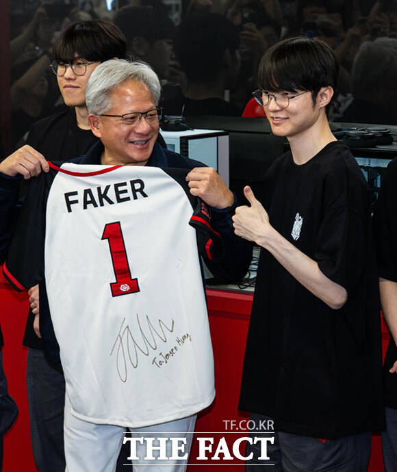 젠슨 황 엔비디아 최고경영자(CEO)가 5일 서울 마포구 ‘T1 베이스 캠프’를 방문해 ‘페이커‘ 이상혁을 비롯한 e스포츠 구단 T1의 리그 오브 레전드(LoL) 선수단을 만난 가운데 젠슨황과 페이커가 서로의 사인을 한 경품 그래픽 카드를 보여주고 있다. /이새롬 기자