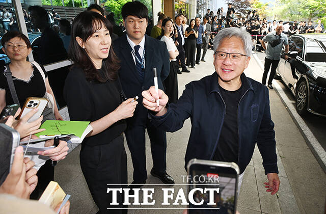 시민들의 서명 요청에 응하는 젠슨 황.