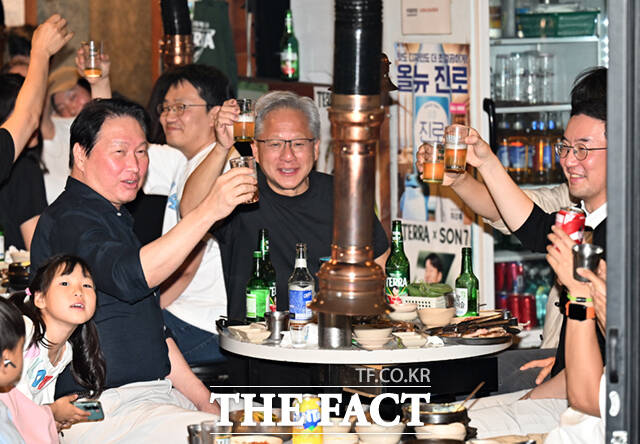 젠슨 황 엔비디아 최고경영자(CEO)가 5일 서울 마포구 서교동의 한 고깃집에서 최태원 SK회장, 구광모 LG회장, 이해진 네이버 의장과 삼겹살 회동을 하고 있다. /이새롬 기자