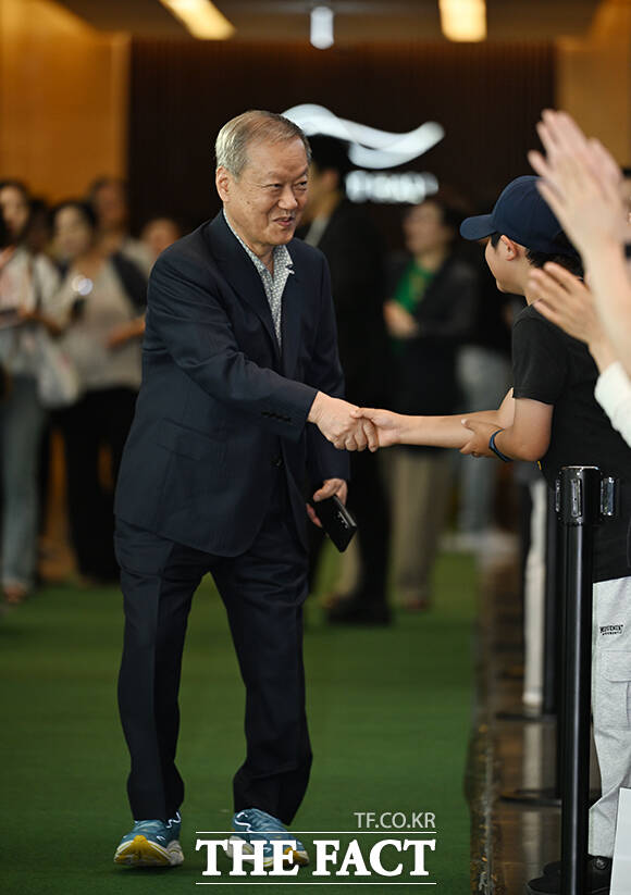 최열 서울국제환경영화제 조직위원장이 5일 오후 서울 송파구 롯데콘서트홀에서 열린 제23회 서울국제환경영화제 포토콜에 참석해 그린카펫을 밟고 있다. /박헌우 기자