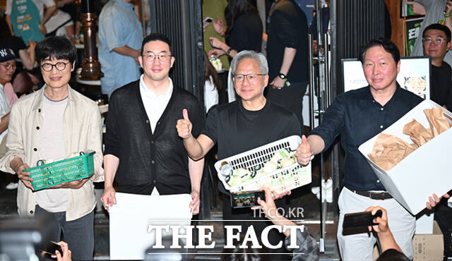 젠슨 황 엔비디아 최고경영자(CEO)가 5일 서울 마포구 서교동의 한 고깃집에서 최태원 SK회장, 구광모 LG회장, 이해진 네이버 의장과 삼겹살 회동을 하고 있다. /이새롬 기자