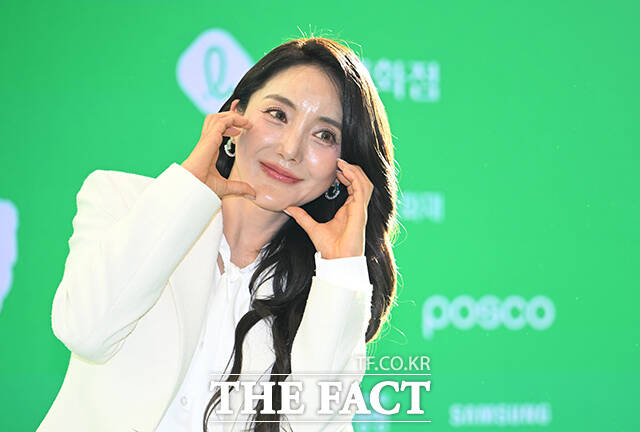 가수 바다가 5일 오후 서울 송파구 롯데콘서트홀에서 열린 제23회 서울국제환경영화제 포토콜에 참석해 그린카펫을 밟고 있다. /박헌우 기자
