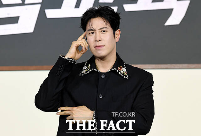 홍종찬 감독(가운데)과 배우 김무열, 이성민, 진기주, 표지훈(피오)(왼쪽부터)이 5일 오전 서울 중구 앰배서더 서울 풀만 호텔에서 열린 넷플릭스 시리즈 '참교육' 제작발표회에 참석해 포즈를 취하고 있다. /박상민 기자