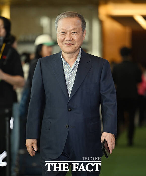 최열 서울국제환경영화제 조직위원장이 5일 오후 서울 송파구 롯데콘서트홀에서 열린 제23회 서울국제환경영화제 포토콜에 참석해 그린카펫을 밟고 있다. /박헌우 기자