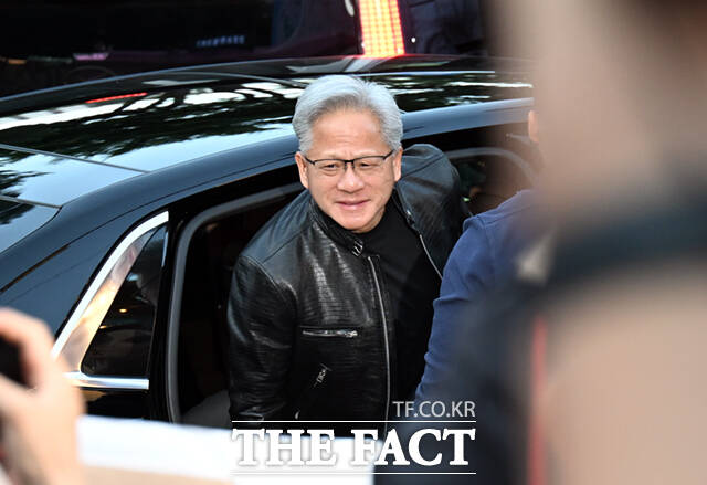 젠슨 황 엔비디아 최고경영자(CEO)가 5일 서울 마포구 서교동의 한 고깃집에서 최태원 SK회장, 구광모 LG회장, 이해진 네이버 의장과 삼겹살 회동을 하는 도중 시민들에게 SK에서 만든 ‘HBM’칩스를 전달하고 있다. /이새롬 기자