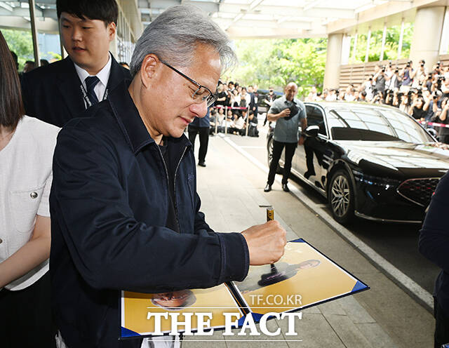 시민들의 서명 요청에 응하는 젠슨 황.