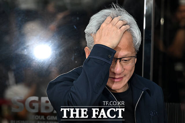 이날 젠슨 황과 함께 방한한 장녀 매디슨 황 옴니버스 및 로보틱스 제품 마케팅수석 이사가 차량에 탑승하고 있다.