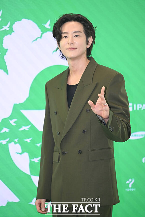 배우 권율이 5일 오후 서울 송파구 롯데콘서트홀에서 열린 제23회 서울국제환경영화제 포토콜에 참석해 그린카펫을 밟고 있다. /박헌우 기자