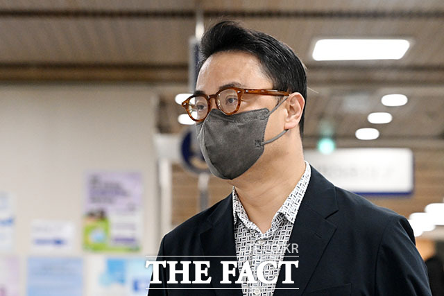양평 공흥지구 특혜 의혹을 받는 김건희 씨 오빠 김진우 씨가 5일 오전 서울 서초구 서울중앙지방법원에서 열린 공판에 출석하고 있다. /서예원 기자