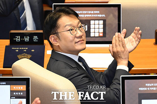 국회의원 보궐선거에서 당선된 더불어민주당 김남국과 전은수, 김남준 의원(왼쪽부터)이 5일 오후 서울 여의도 국회에서 열린 본회의에 참석해 인사말을 하고 있다. /국회=남용희 기자
