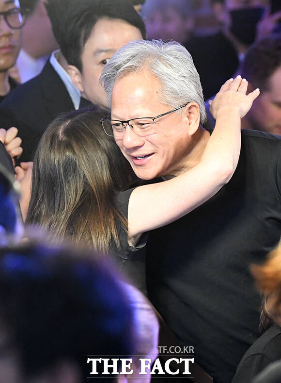 치킨집에서 한 시민과 포옹하는 황 CEO.