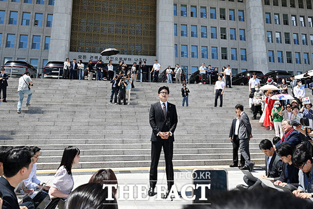 '국회의원 첫출근' 금배지 달고 국회 등원하는 한동훈.