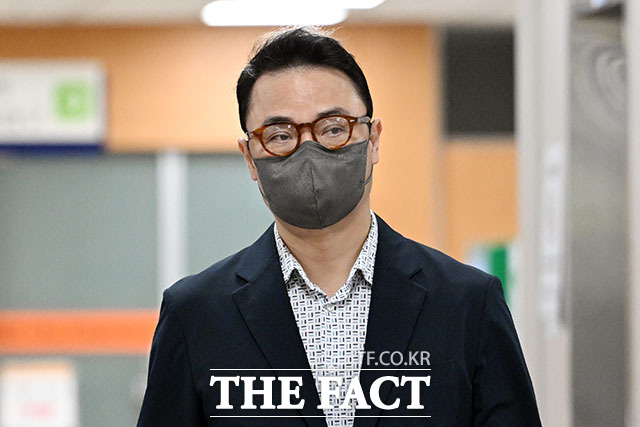 양평 공흥지구 특혜 의혹을 받는 김건희 씨 오빠 김진우 씨가 5일 오전 서울 서초구 서울중앙지방법원에서 열린 공판에 출석하고 있다. /서예원 기자