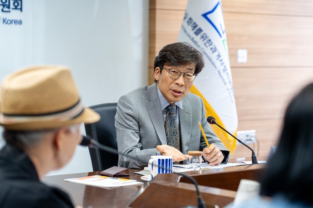 3기 진실·화해를위한과거사정리위원회(진화위)는 5일 출범 100일을 알리며 진실규명 신청이 총 4716건 접수됐다고 밝혔다. 송상교 진화위원장이 지난 4일 기지촌여성인권연대와 면담하고 있다. /진실·화해를위한과거사정리위원회