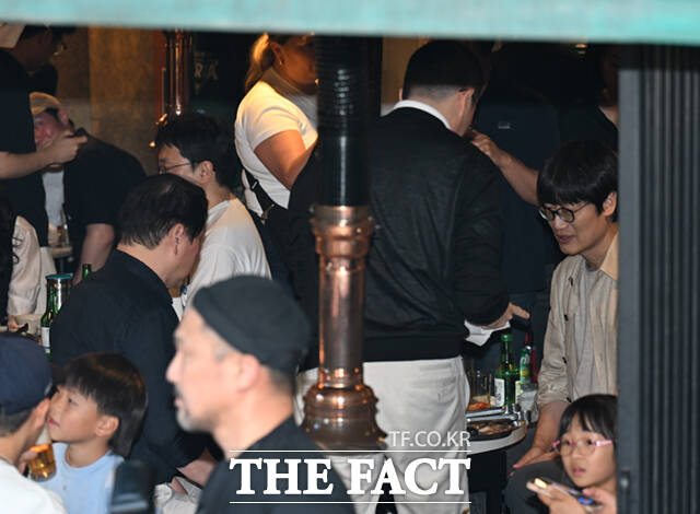 구광모 LG회장이 5일 서울 마포구 서교동의 한 고깃집에서 젠슨 황 엔비디아 최고경영자(CEO)와 최태원 SK회장, 이해진 네이버 의장과 삼겹살 회동을 하는 가운데, 막내인 구 회장이 황 CEO에게 휴지를 뽑아 전달하고 있다. /이새롬 기자