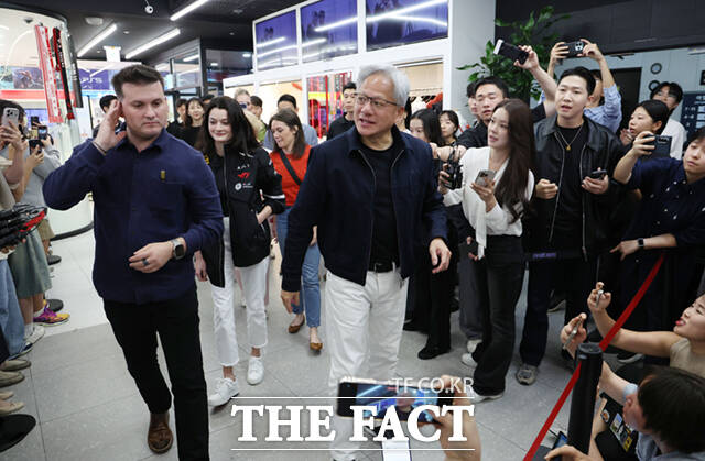 엔비디아 젠슨 황 최고경영자(CEO)의 장녀인 매디슨 황 옴니버스 및 로보틱스 제품 마케팅 수석 이사가 5일 오후 서울 마포구 T1베이스 캠프를 방문하고 있다. /이새롬 기자