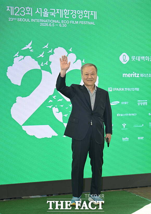 최열 서울국제환경영화제 조직위원장이 5일 오후 서울 송파구 롯데콘서트홀에서 열린 제23회 서울국제환경영화제 포토콜에 참석해 그린카펫을 밟고 있다. /박헌우 기자