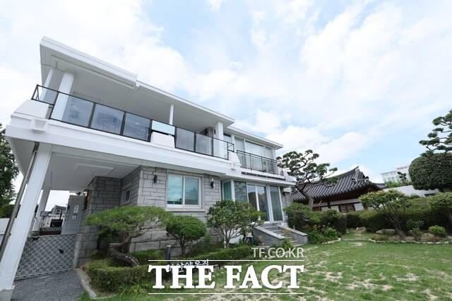 5일 전주시 완산구 풍남동3가 전주한옥마을 내 옛 전북도지사 관사인 하얀양옥집 전경. /전북도
