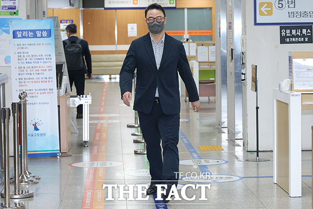 양평 공흥지구 특혜 의혹을 받는 김건희 씨 오빠 김진우 씨가 5일 오전 서울 서초구 서울중앙지방법원에서 열린 공판에 출석하고 있다. /서예원 기자