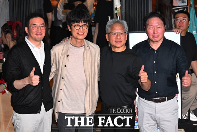 젠슨 황 엔비디아 최고경영자(CEO)가 5일 서울 마포구 서교동의 한 고깃집에서 구광모 LG회장, 이해진 네이버 의장, 최태원 SK회장(왼쪽부터)과 삼겹살 회동을 하는 도중 기념촬영하고 있다. ／이새롬 기자