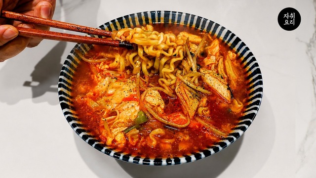최근 2030세대를 중심으로 배달비와 고물가에 대한 부담이 늘어가면서, 간단한 재료로 한 끼를 해결할 수 있는 레시피를 알려주는 콘텐츠의 인기가 늘어가고 있다. 유튜버 자취 요리신 simple cooking은 요리 초보자라도 제대로 된 한 끼를 만들 수 있도록 하는 간단 요리 채널을 표방하며 인기를 얻었다. /자취요리 신 유튜브 채널 캡처